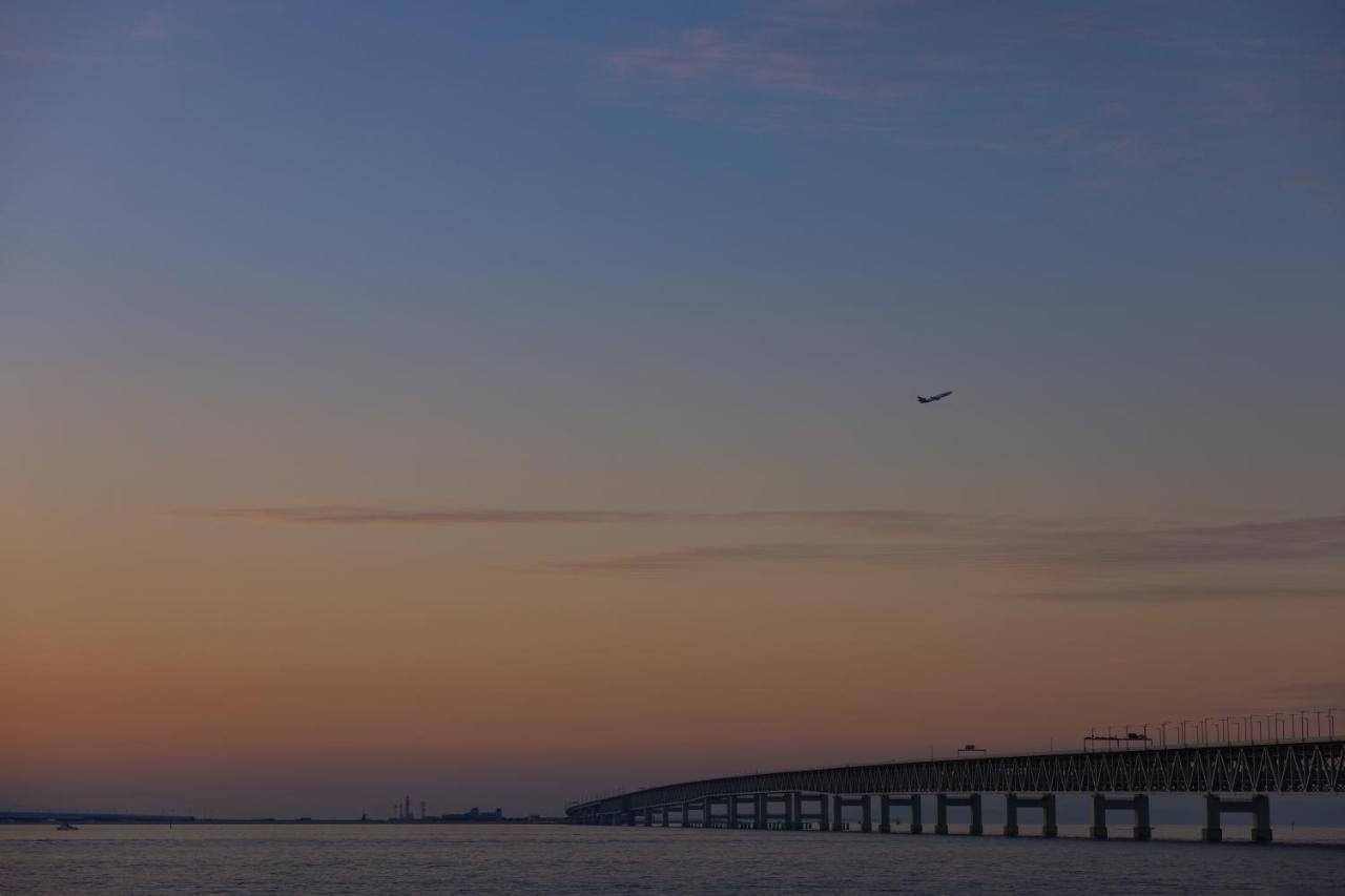 Omo Kansai Airport By Hoshino Resorts Izumisano Eksteriør billede The Chesapeake Bay Bridge at sunset